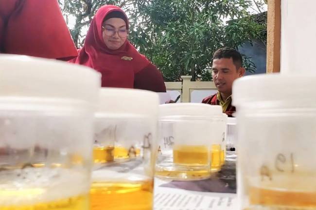 Wabup Kotim Irawati memantau pelaksanaan tes urine di salah satu perangkat daerah, Sampit belum lama ini. (ANTARA/Dokumentasi Pribadi)