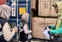 Petugas Karantina Kalsel saat memeriksa komoditas kayu lapis sebelum di ekspor ke Jerman dan Korea Selatan, di Pelabuhan Trisakti Banjarmasin, Kalimantan Selatan, Selasa (6/5/2025). (Foto: ANTARA/HO-Karantina Kalsel)