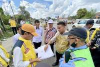 Kepala Bidang Pembangunan Jalan dan Jembatan Badan Pelaksana Jalan Nasional Kalimantan Selatan (BPJN Kalsel) Nino Sutrisno (kiri) melihat peta saat meninjau dan mensurvei jalan nasional di Bundaran Bungur, Rantau, Kabupaten Tapin, Jumat (23/5/2025). (ANTARA/M Rastaferian Pasya)