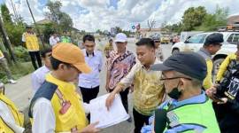 Kepala Bidang Pembangunan Jalan dan Jembatan Badan Pelaksana Jalan Nasional Kalimantan Selatan (BPJN Kalsel) Nino Sutrisno (kiri) melihat peta saat meninjau dan mensurvei jalan nasional di Bundaran Bungur, Rantau, Kabupaten Tapin, Jumat (23/5/2025). (ANTARA/M Rastaferian Pasya)