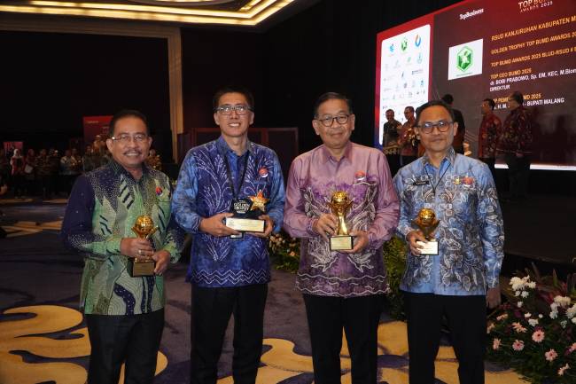 GUBERNUR H Muhidin dan Bank KalseL Dikukuhkan Penerima TOP BUMD Awards 2025