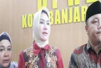 Ketua KPU Kalsel Andi Tenri Sompa (tengah)