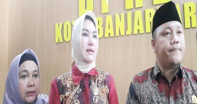 Ketua KPU Kalsel Andi Tenri Sompa (tengah)