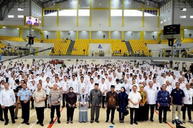 Gubernur Kalsel saat penacanganan pembentukan koperasi desa/kelurahan merah putih di GOR Babussalam Banjarbaru. Foto : MC Kalsel
