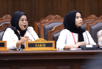 Santi Parida Dewi dan Lala Mariska selaku saksi dari Pemohon saat memberikan keterangan di sidang mendengarkan Kketerangan Saksi/Ahli Perkara Nomor 313/PHPU.BUP-XXIII/2025, Kamis (08/05). (Foto: mkri.id/ifa)