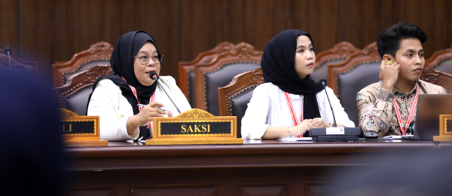 Santi Parida Dewi dan Lala Mariska selaku saksi dari Pemohon saat memberikan keterangan di sidang mendengarkan Kketerangan Saksi/Ahli Perkara Nomor 313/PHPU.BUP-XXIII/2025, Kamis (08/05). (Foto: mkri.id/ifa)