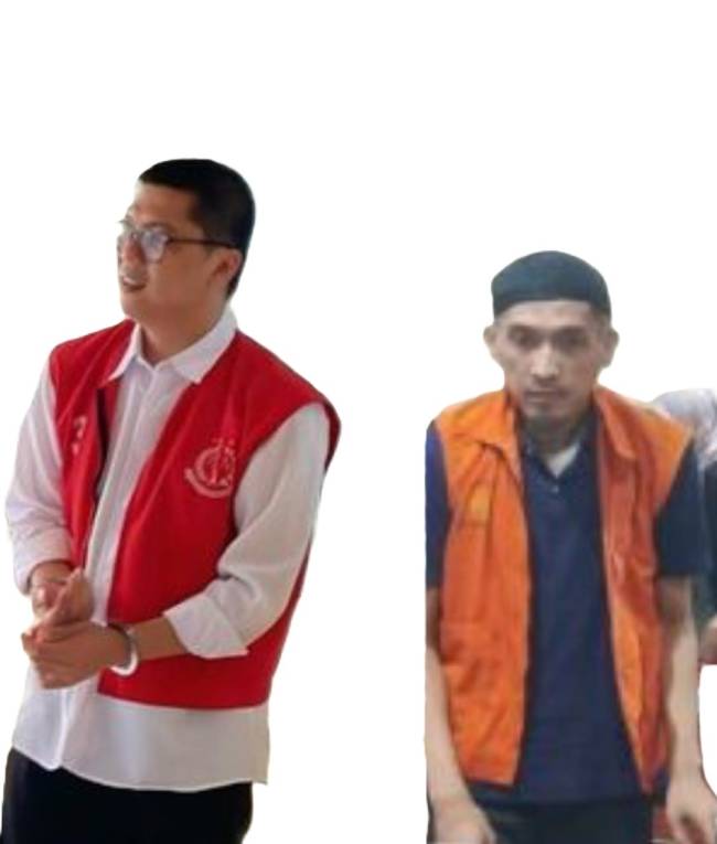 Terdakwa Wenas Fero Patrice Dirga (kiri) dan terdakwa terdakwa Arianto (kanan)