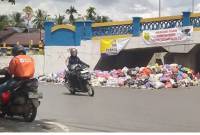 Tumpukan sampah di Jembatan Kembar Suingai JInggah Banjarmasin Utara, beberapa waktu lalu. (SuarIndonesia/ZI)