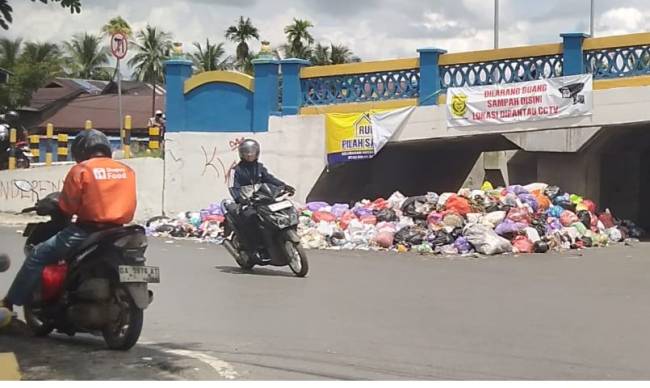 Tumpukan sampah di Jembatan Kembar Suingai JInggah Banjarmasin Utara, beberapa waktu lalu. (SuarIndonesia/ZI)