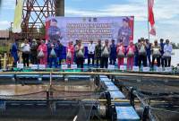 Polda Kalsel dan jajaran serta instansi terkaiti tebar 170 ribu benih ikan dan paket sembako, Rabu (7/5/2025). (SuarIndonesia/ZI)