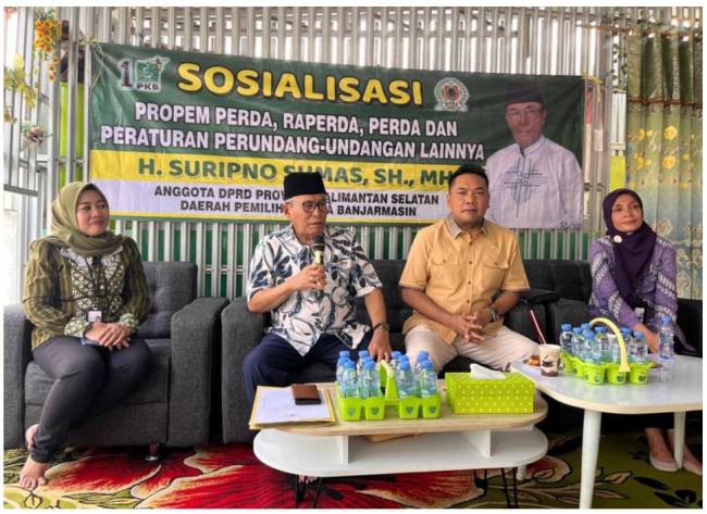 BAHAS KUR- Wakil Ketua Komisi II DPRD Kalsel H Suripno Sumas beserta Wakil Ketua Komisi I DPRD Kota Banjarmasin Deddy Sophian dan Kepala Cabang Pembantu Bank Kalsel Kayu Tangi Nelly Puspa Sari saat memberikan sosialisasi terkait KUR.