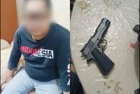 trsangka ZR (51) dengan barang bukti Pistol Airshofgun. (SuarIndonesia/DO)