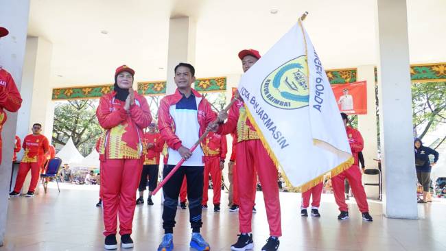 Wali Kota Yamin dan Wakil Hj Ananda melepas 202 atlet dari Banjarmasin yang akan berlaga pada kejuaran Pekan Olahraga Pelajar Daerah (POPDA) Kalimantan Selatan 2025.