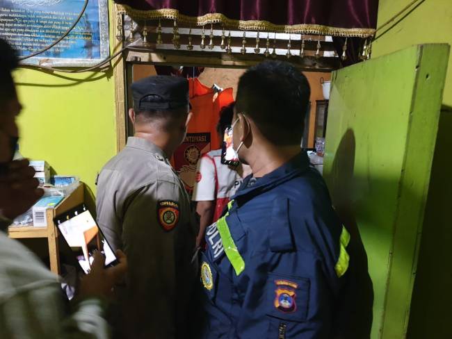 Kapolsek Banjarmasin Barat, Kompol Pujie Firmansyah bersama Tim Inafiz Polresta Banjarmasin langsung melakukan Olah Tempat Kejadian Perkara.. (SuarINdonesia/DO)