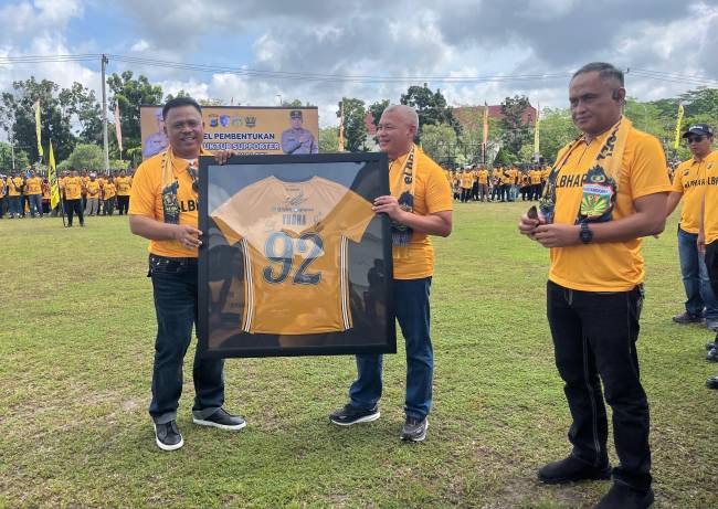 Kakorlantas) Polri Irjen Pol Agus  Suryonugroho (kiri) bersmaa Kapolda Kalsel, Irjen Pol Rosyanto Yudha Hermawan. (SuarIndonesia/ZI)