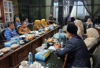 DPRD  pertemuan bersama pihak sekolah SMAN 1 Sungai Tabuk dan Dinas Pendidikan Kalsel. Senin (19/5/2025).. (SuarIndonesia/HM)