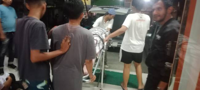 KOrban M Rizky Aditia, berumur 15 tahun, ketika dievakuasi warga, Senin ((19/5/2025) (SuarIndonesia/DO)