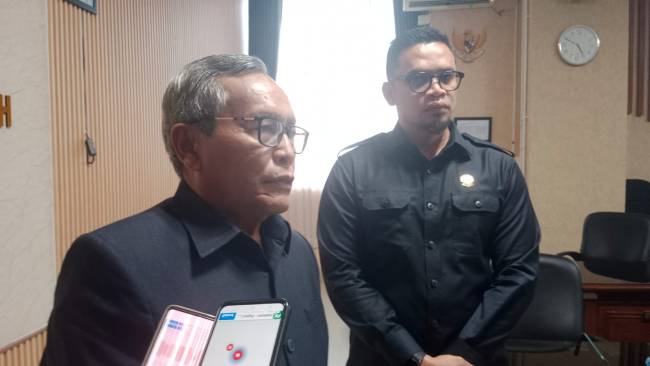 Wakil Ketua Komisi II DPRD Kalsel Suripno Sumas (kiri)