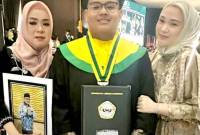 Muhammad Yulianda Putra, S.Ked bersama   sang ibu Hj Noor Istilawati Hidayan (kiri) dani kakaknya, dokter gigi, Tita Amanda. (SuarIndonesia/ZI)