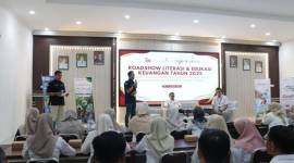 LITERASI - Inilah peringatan Bulan Literasi Keuangan 2025, Otoritas Jasa Keuangan (OJK) Provinsi Kalimantan Selatan bersama Bank Kalsel menggelar Roadshow Literasi dan Edukasi Keuangan yang dilaksanakan selama tiga hari, dari tanggal 19 hingga 21 Mei 2025.