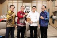 FOTO BERSAMA - Bupati Tanah Bumbu, Andi Rudi Latif menerima kunjungan audiensi dari Dewan Komisaris Bank Kalsel. Pertemuan berlangsung dengan suasana penuh kehangatan dan sinergi, Rabu Minggu lalu.