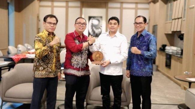 FOTO BERSAMA - Bupati Tanah Bumbu, Andi Rudi Latif menerima kunjungan audiensi dari Dewan Komisaris Bank Kalsel. Pertemuan berlangsung dengan suasana penuh kehangatan dan sinergi, Rabu Minggu lalu.