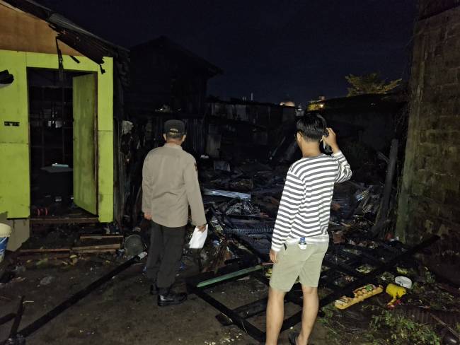 Rumah terbakar  di kawasan Kelayan A Pasar Pagi Gang Ketawa RT. 01 Banjarmasin Tengah, Rabu (28/5/2025) dinihari, sekitar pukul 02.15 WITA. (SuarIndonesia/DO)