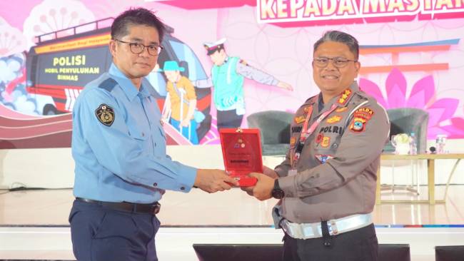 Dir Lantas Polda Kalsel) Kombes Pol Fahri Siregar (kanan)