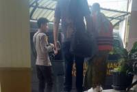 Para terdakwa usai persidangan dimasukan ke mobil  untuk kembali dibawa ke tahanan. (SuarIndonesia/ZI)