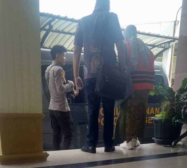 Para terdakwa usai persidangan dimasukan ke mobil  untuk kembali dibawa ke tahanan. (SuarIndonesia/ZI)