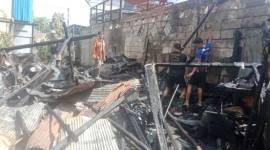 Kebakaran terjadi di Jalan S Parman Gang Nusa Indah RT03 RW 01 Banjarmasin Barat, Jum'at (30/5/2025), sekitar pukul 12.30 WITA. (SuarIndonesia/DO)