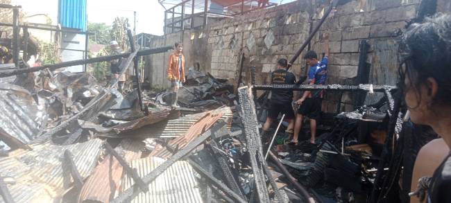 Kebakaran terjadi di Jalan S Parman Gang Nusa Indah RT03 RW 01 Banjarmasin Barat, Jum'at (30/5/2025), sekitar pukul 12.30 WITA. (SuarIndonesia/DO)