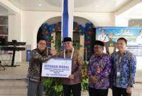 PENYERAHAN DEVIDEN - Direktur Utama Bank Kalsel Fachruddin saat menyerahkan Deviden Tahun Buku 2024 dan CSR Kepada Bupati Tanah Laut H Rachmat Trianto