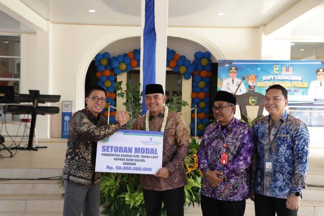 PENYERAHAN DEVIDEN - Direktur Utama Bank Kalsel Fachruddin saat menyerahkan Deviden Tahun Buku 2024 dan CSR Kepada Bupati Tanah Laut H Rachmat Trianto