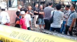 Jajaran Polsek Banjarmasin Barat, bersama anggota Satuan Reserse Kriminal (Satreskrim) Polresta Banjarmasin, melakukan penyelidikan mengenai kebakaran di Jalan S. Parman Gang Nusa Indah RT03 RW 01 Banjarmasin Barat, Jum'at (30/5/2025) (SuarIndonesia/DO)
