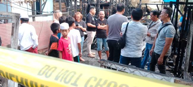 Jajaran Polsek Banjarmasin Barat, bersama anggota Satuan Reserse Kriminal (Satreskrim) Polresta Banjarmasin, melakukan penyelidikan mengenai kebakaran di Jalan S. Parman Gang Nusa Indah RT03 RW 01 Banjarmasin Barat, Jum'at (30/5/2025) (SuarIndonesia/DO)