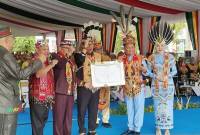 Gubernur Kalteng Agustiar Sabran menerima gelar adat Dayak dalam rangkaian upacara peringatan hari Jadi Ke-68 Provinsi Kalimantan Tengah, di Palangka Raya, Jumat (23/5/2025). (ANTARA/M Arif Hidayat)
