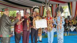 Gubernur Kalteng Agustiar Sabran menerima gelar adat Dayak dalam rangkaian upacara peringatan hari Jadi Ke-68 Provinsi Kalimantan Tengah, di Palangka Raya, Jumat (23/5/2025). (ANTARA/M Arif Hidayat)