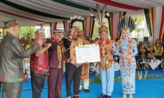 Gubernur Kalteng Agustiar Sabran menerima gelar adat Dayak dalam rangkaian upacara peringatan hari Jadi Ke-68 Provinsi Kalimantan Tengah, di Palangka Raya, Jumat (23/5/2025). (ANTARA/M Arif Hidayat)
