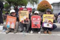 Para jurnalis di Samarinda gelar aksi damai pada Hari Buruh Internasional di muka kantor Gubernur Kaltim, Samarinda, Kamis (1/5/2025). (Foto: ANTARA/HO-AJI Samarinda)