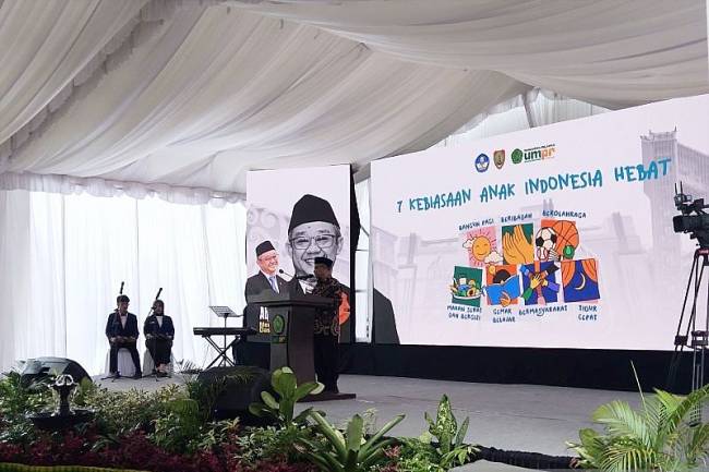 
Menteri Pendidikan Dasar dan Menengah (Mendikdasmen) Abdul Mu'ti meluncurkan Gerakan Tujuh Kebiasaan Anak Indonesia Hebat di Provinsi Kalimantan Tengah (Kalteng) di Kampus 3 Universitas Muhammadiyah Palangkaraya (UMPR) di Palangka Raya, Jumat (9/5/2025). (Foto: ANTARA/Rendhik Andika)
