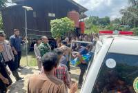 Tim SAR gabungan saat mengevakuasi korban balita terseret arus banjir di Samarinda. (Foto: ANTARA/HO-SAR Balikpapan)