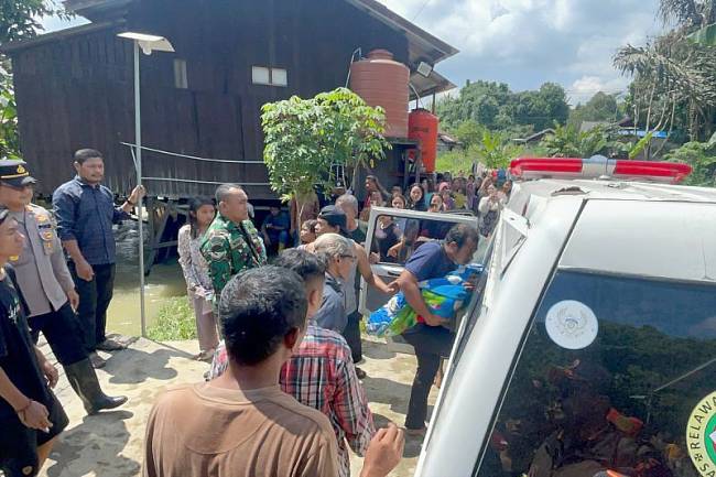 Tim SAR gabungan saat mengevakuasi korban balita terseret arus banjir di Samarinda. (Foto: ANTARA/HO-SAR Balikpapan)