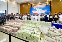 TNI AL bersama instansi terkait dan pemangku kepentingan menunjukkan barang bukti narkotika 2 ton sebelum dimusnahkan di Lantamal IV Kota Batam, Kepualauan Riau, Selasa (20/5/2025). (ANTARA/Amandine Nadja)