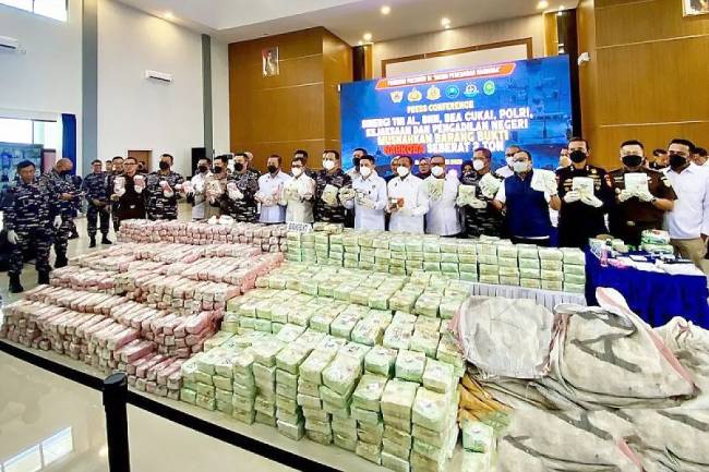 TNI AL bersama instansi terkait dan pemangku kepentingan menunjukkan barang bukti narkotika 2 ton sebelum dimusnahkan di Lantamal IV Kota Batam, Kepualauan Riau, Selasa (20/5/2025). (ANTARA/Amandine Nadja)