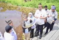 Gubernur Kalimantan Tengah Agustiar Sabran menebar benih ikan Papuyu (Betok) di Danau Tahai, Kelurahan Tumbang Tahai, Kecamatan Bukit Batu, Kota Palangka Raya, Rabu (21/5/2025). (ANTARA/HO-Pemprov Kalteng)