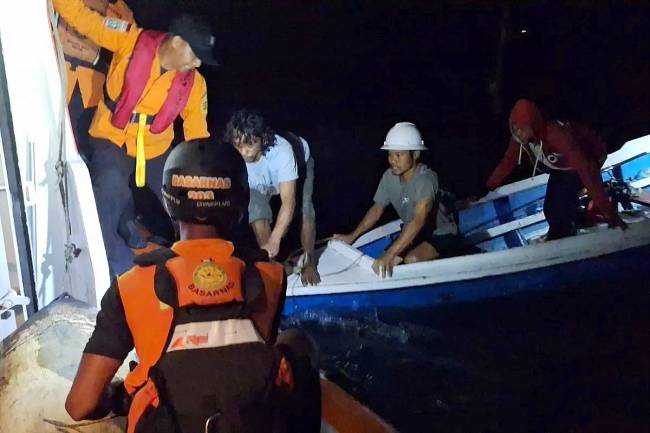 Tim SAR saat melakukan evakuasi tiga pemancing di perairan Balikpapan, Rabu dini hari. (Antara Kaltim/HO-SAR Balikpapan)