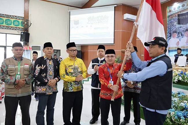 Pelepasan JCH Kloter 5 Kalteng berangkat ke Tanah Suci di Embarkasi Banjarmasin, Selasa (13/5/2025). (Foto: ANTARA/HO-Humas Kanwil Kemenag Kalteng)