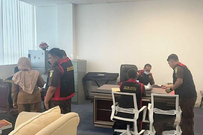 
Tim Penyidik Bidang Tindak Pidana Khusus Kejati Kaltim melakukan penggeledahan di sejumlah lokasi, termasuk kantor Dispora di kompleks Stadion Kadrie Oening Sempaja Kota Samarinda, bekas kantor DBON, serta ruangan-ruangan lain yang berkaitan dengan kegiatan DBON, di Samarinda, Senin (26/5/2025). (ANTARA/HO-Kejati Kaltim)