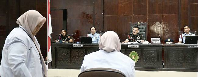 Saksi ahli forensik dr Mia Yulia Fitrianti di hadapan majelis hakim memberikan keterangan terkait kasus pembunuhan jurnalis Juwita yang melibatkan terdakwa Kelasi Satu Jumran dalam sidang agenda pemeriksaan saksi di Pengadilan Militer (Dilmil) I-06 Banjarmasin, Kota Banjarbaru, Kalimantan Selatan, Senin (19/5/2025). (ANTARA/Tumpal A Aritonang)